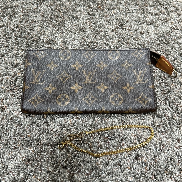 Authentic Louis Vuitton Bucket Bag Pochette in excellent used condition! - Picture 10 of 16